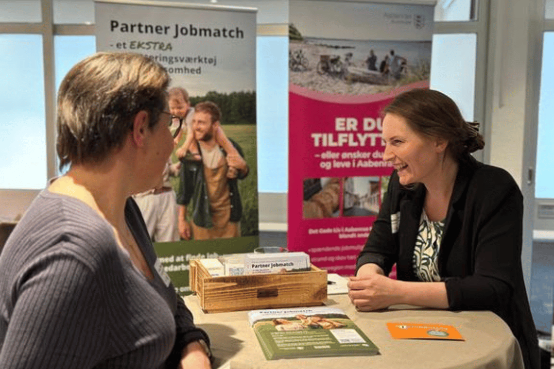 Anne Therkelsen, der er ejer af Børnehuset Evigglad, i snak med Bettina Holst, der er ny erhvervskonsulent i Business Aabenraa.